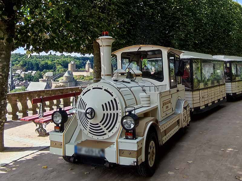 Photo du Petit Train Touristique de Fougères dans le Jardin Public de Fougères